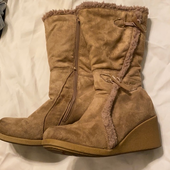 Women size: 7 1/2 Tan Sued Boot - Picture 1 of 9